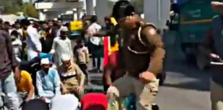Delhi Police Viral Video: दिल्ली पुलिस के जवान ने रोड पर नमाज पढ़ते युवक के मारी लात Delhi Viral Video