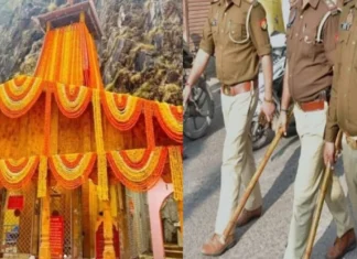 लोहे के एंगल पर टिका है रास्ता, पुलिस ने अधिक भीड़ के कारण करी लोगो से अपील